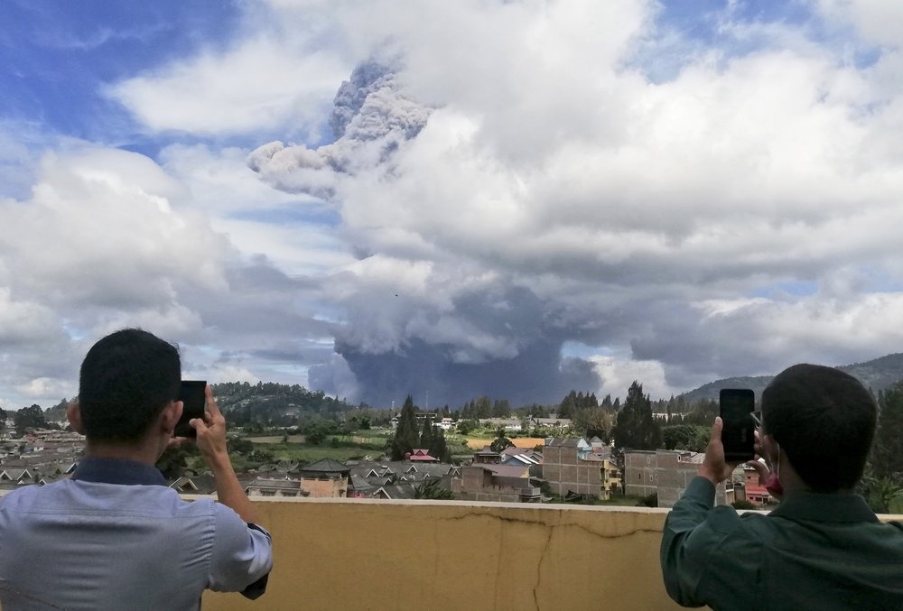 Nui lua Sinabung phun trao o Indonesia, tro bui bay cao toi 5.000 m hinh anh