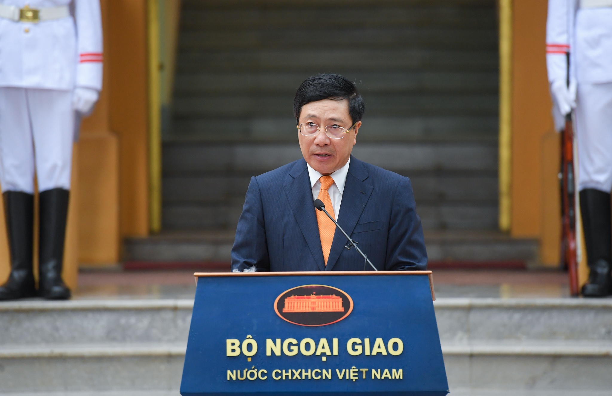 dang bo bo ngoai giao anh 1