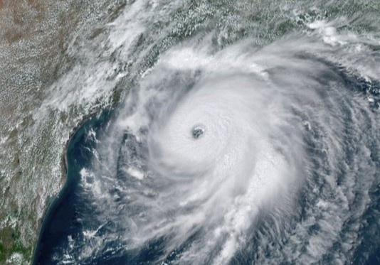 Sieu bao Laura suc gio len toi 241 km/h, di vao phia nam nuoc My hinh anh