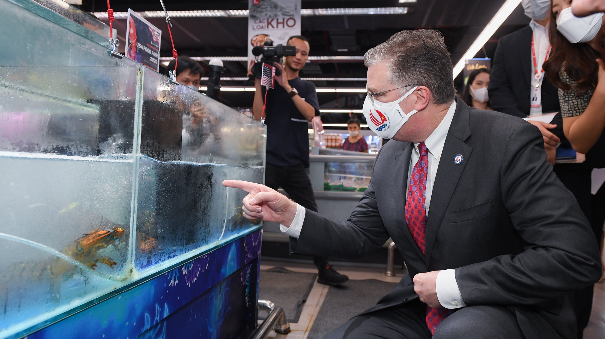 Dai su My nem thu tom hum Alaska tai hoi cho thuc pham o Ha Noi hinh anh