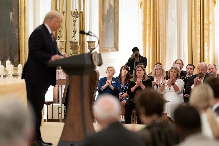 Trump bi chi trich anh 1