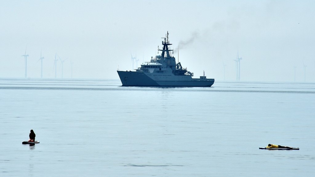 Anh chuan bi san tau hai quan de chan ngu dan tu EU hinh anh