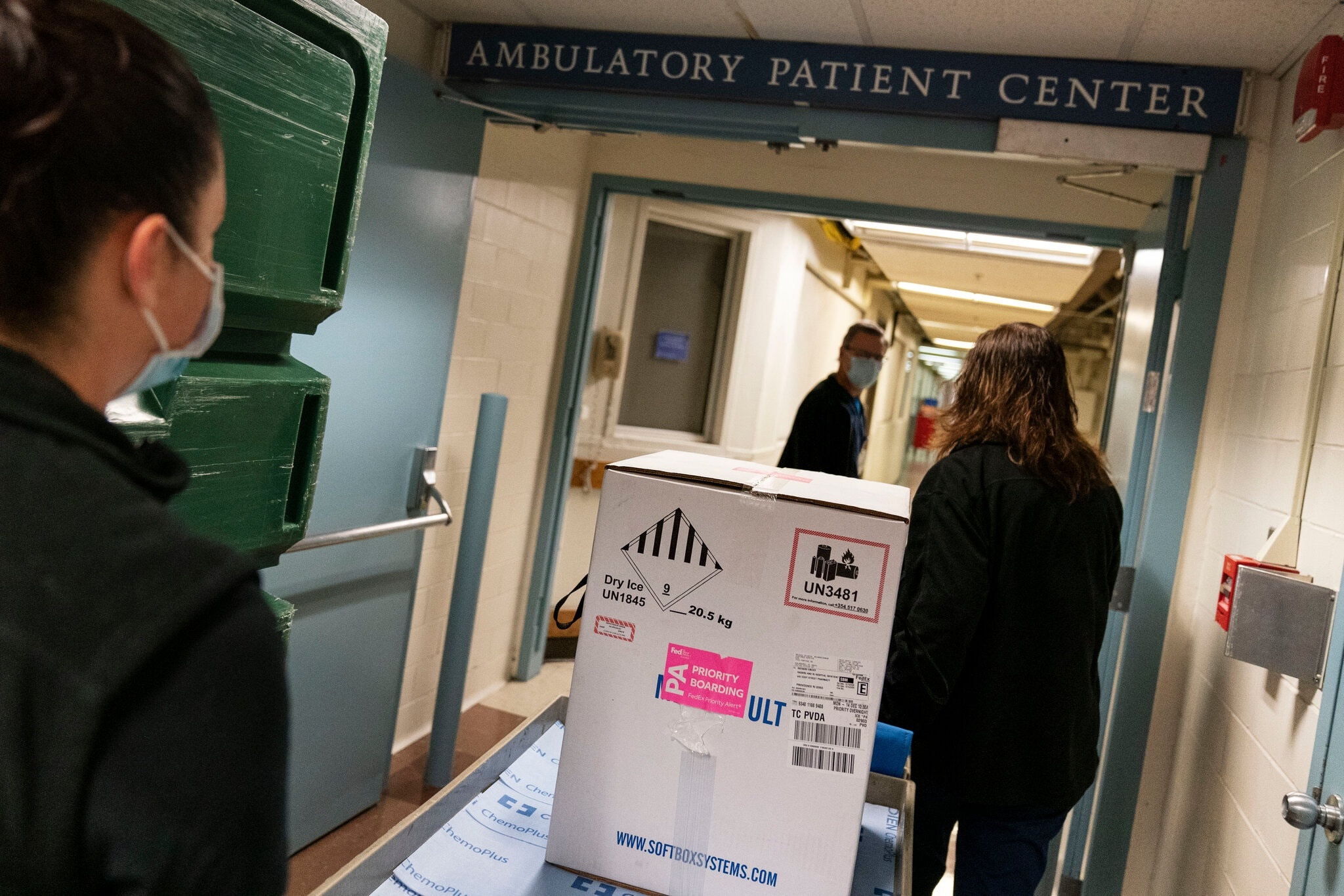 nguoi my dau tien tiem vacine anh 2