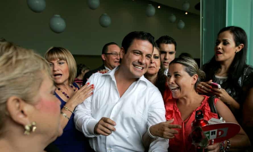 Cuu thong doc Mexico bi am sat trong nha ve sinh hinh anh