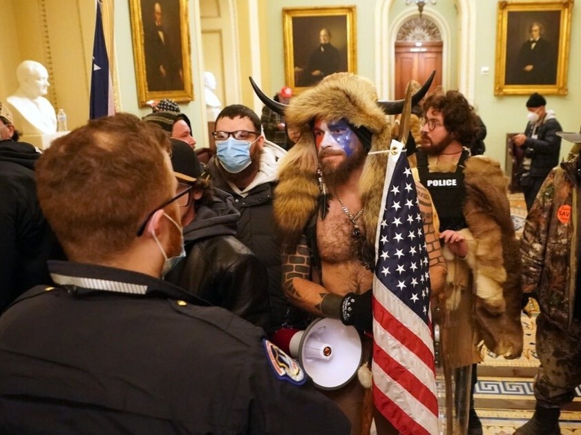 Facebook, Twitter khoa tai khoan ong Trump vi ung ho bao loan hinh anh