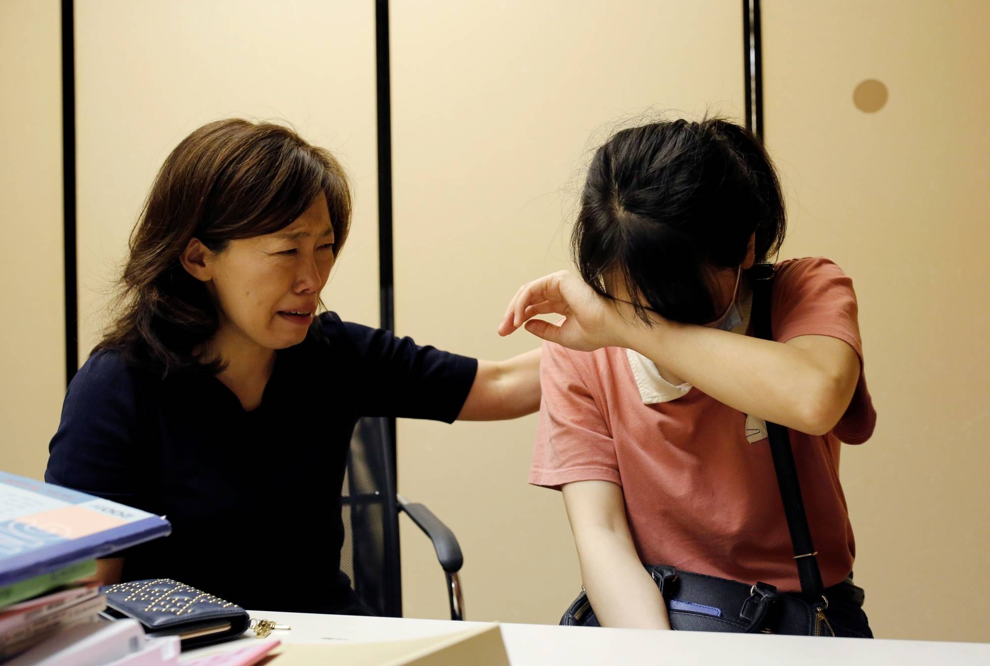 Phi moi gioi cao, no nan - nguyen nhan lao dong Viet tron lai cac nuoc hinh anh