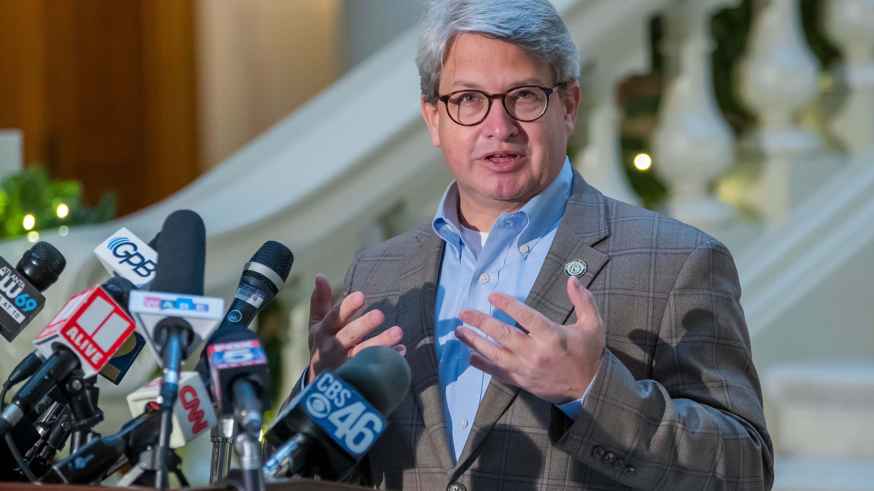 Quan chuc Georgia phan bac gay gat cao buoc cua ong Trump hinh anh