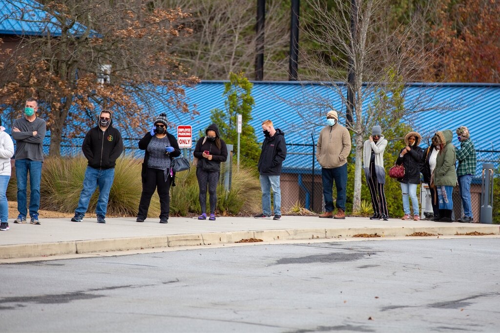 Bang Georgia dong hom phieu, cho ket qua bau cu thuong nghi si hinh anh