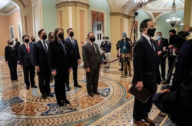 Ong Trump va phe Dan chu tung don phu dau truoc phien xu hinh anh