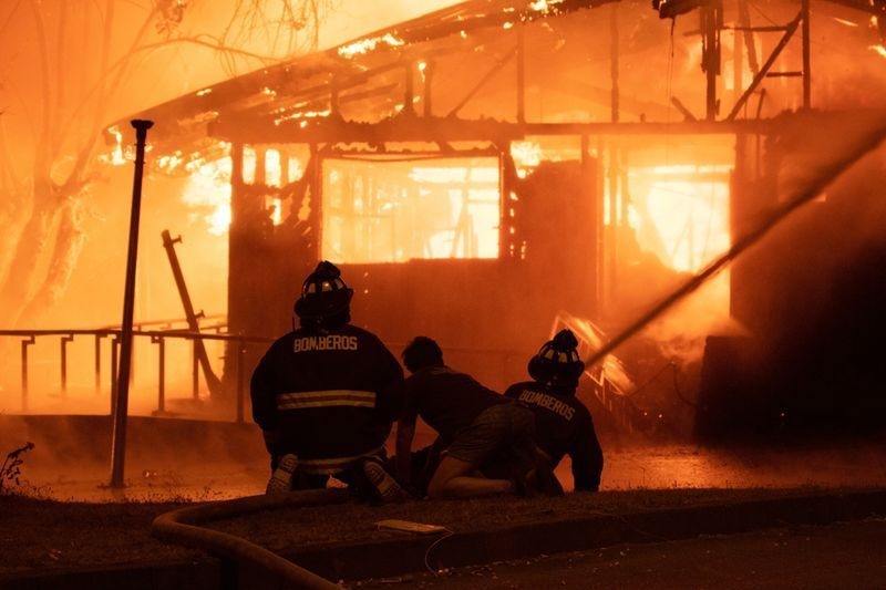 Bieu tinh no ra o Chile sau khi canh sat ban chet nghe si duong pho hinh anh