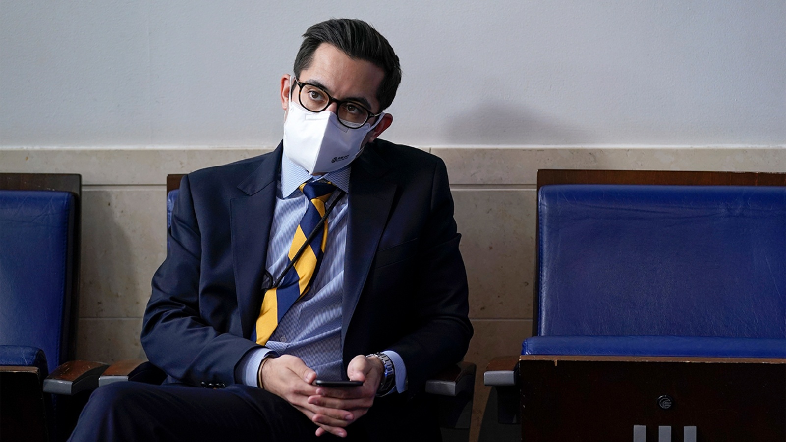 Quan chuc dau tien cua ong Biden bi dinh chi cong tac hinh anh