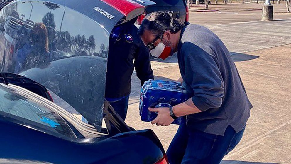 Ong Ted Cruz lai bi chi trich vi dang anh di cuu tro o Texas hinh anh