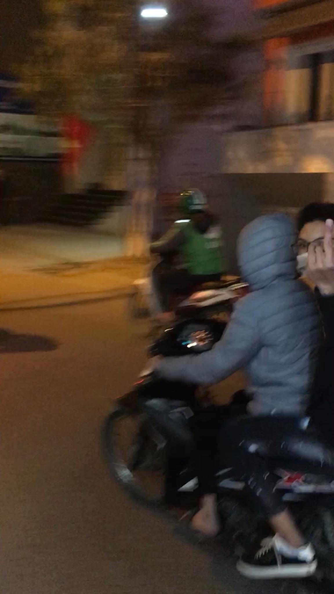 phu nu nuoc ngoai bi sam so o ho tay anh 2