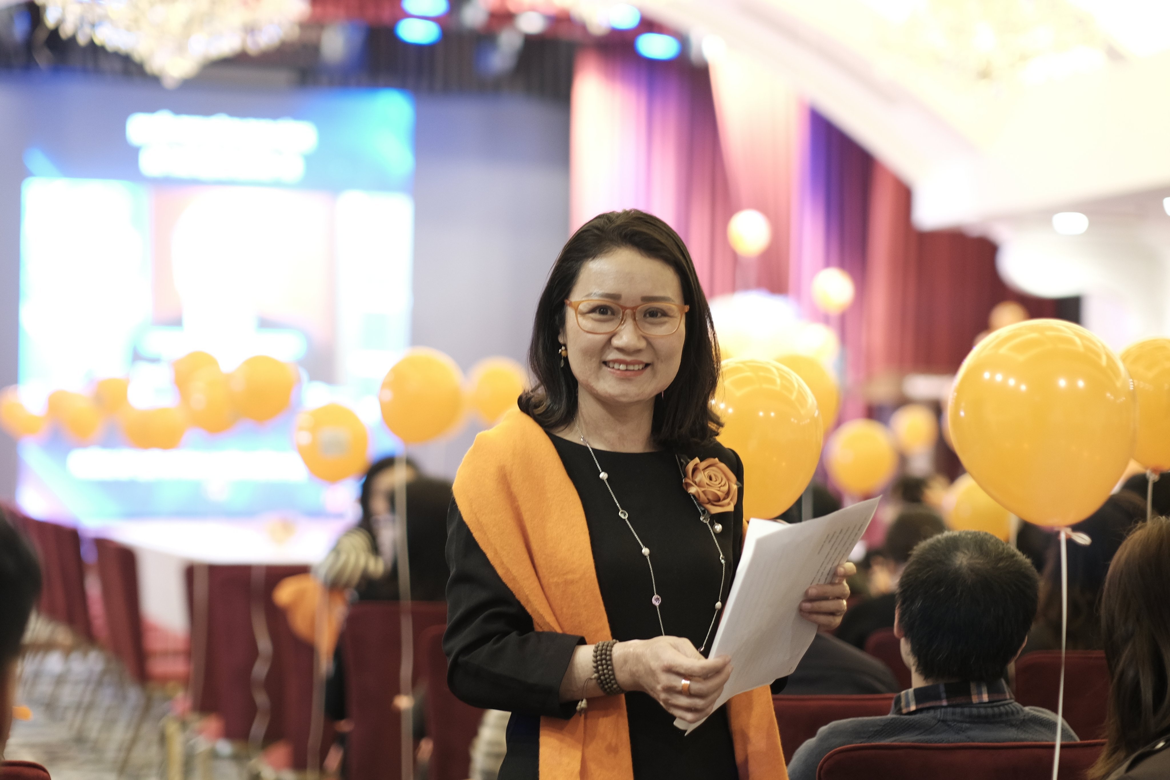 phu nu nuoc ngoai bi sam so o ho tay anh 5