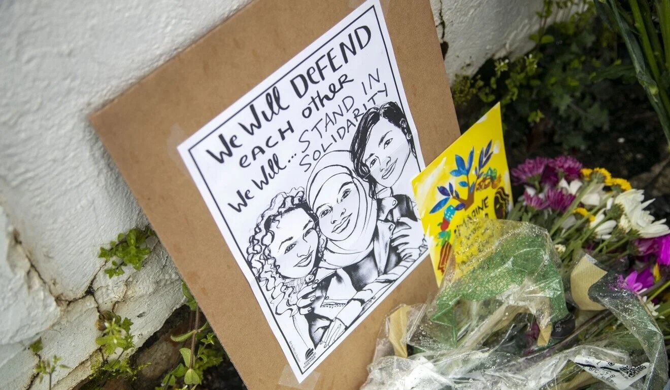 Nguoi My goc A bi tan cong - he qua tu giong dieu cua ong Trump hinh anh