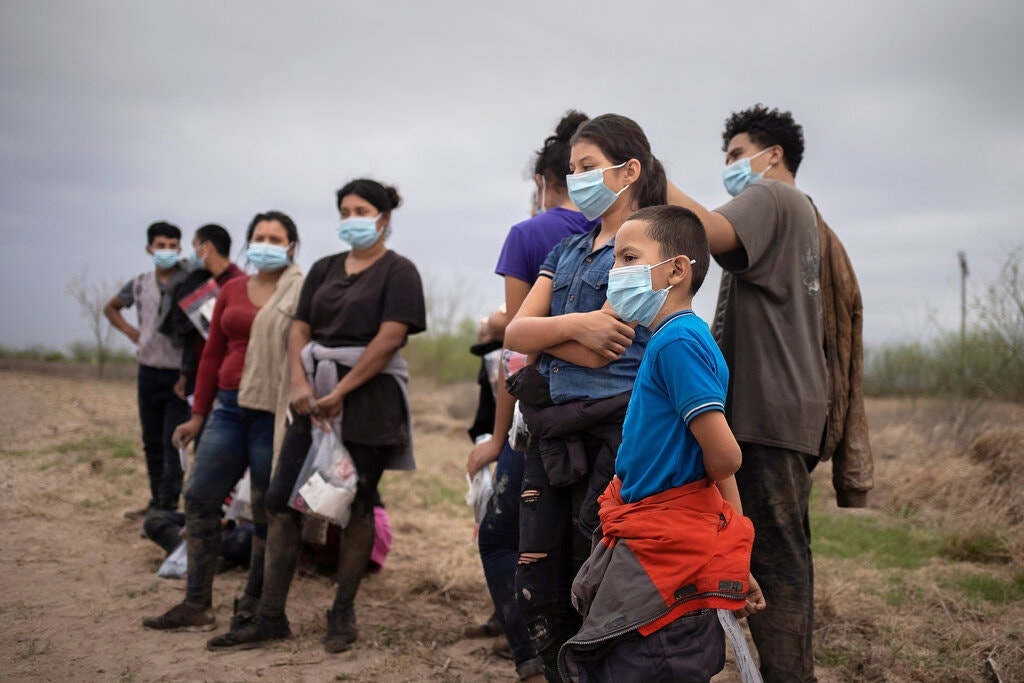 Hon 300 nguoi nhoi nhet tren xe tai de nhap cu lau sang My hinh anh