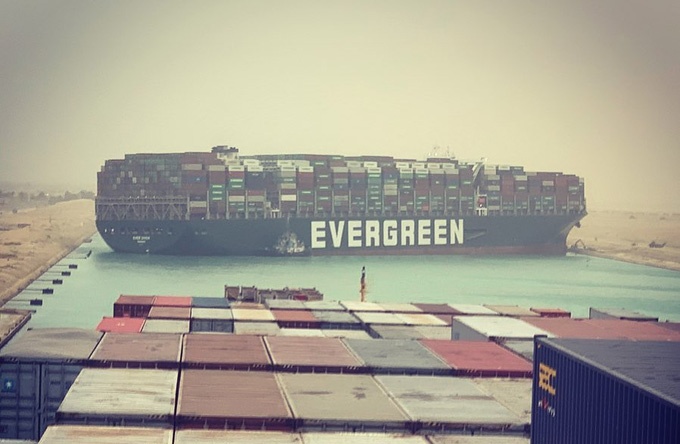 Tau khong lo mac can o kenh dao Suez vi gio hinh anh