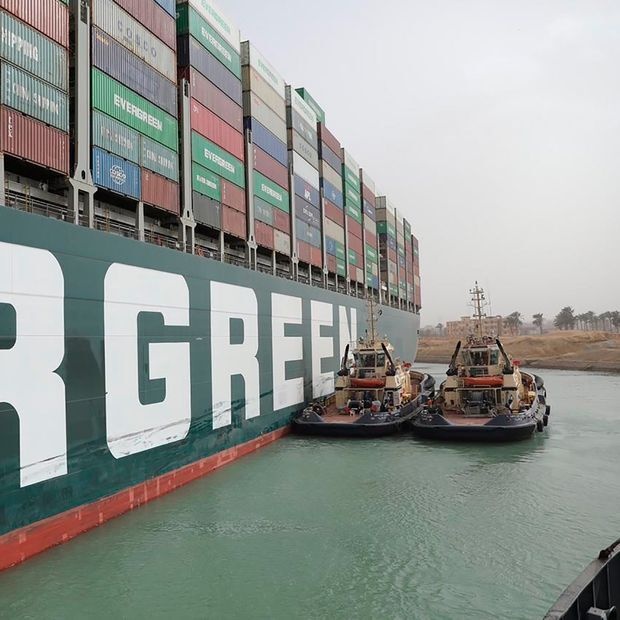 Do hang nghin container tu tau ket o Suez - 'diep vu bat kha thi'? hinh anh