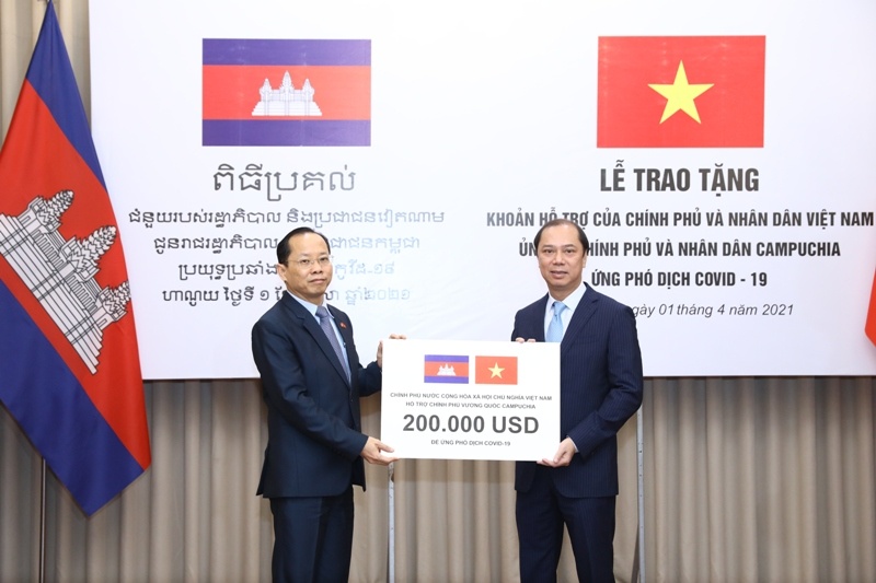 Viet Nam ho tro 200.000 USD giup Campuchia ung pho dich Covid-19 hinh anh