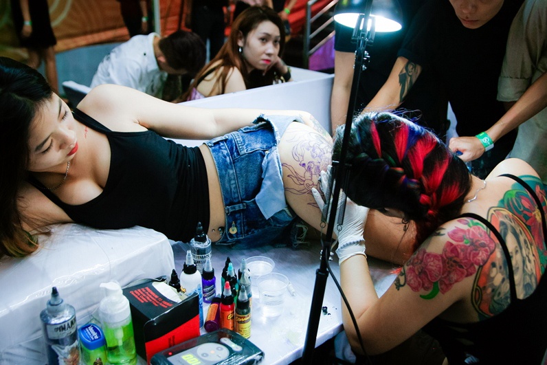 Hang tram ban tre khoe hinh xam dep tai le hoi hinh anh