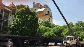 Man ao thuat khoa tay thoat khoi thung go roi tu do cao 5 m hinh anh