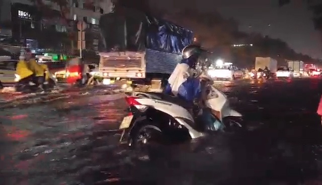 Sai Gon ngap nang sau con mua lon chieu cuoi tuan hinh anh