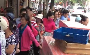 Nguoi Ha Noi xep hang dai mua banh Trung thu truoc gio G hinh anh