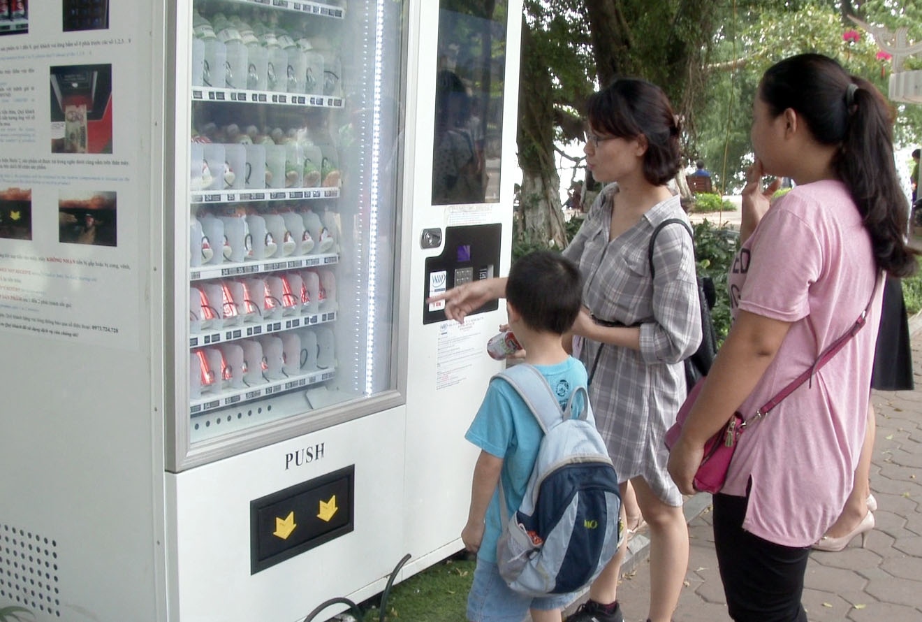 May ban nuoc tu dong lan dau xuat hien o ho Guom hinh anh