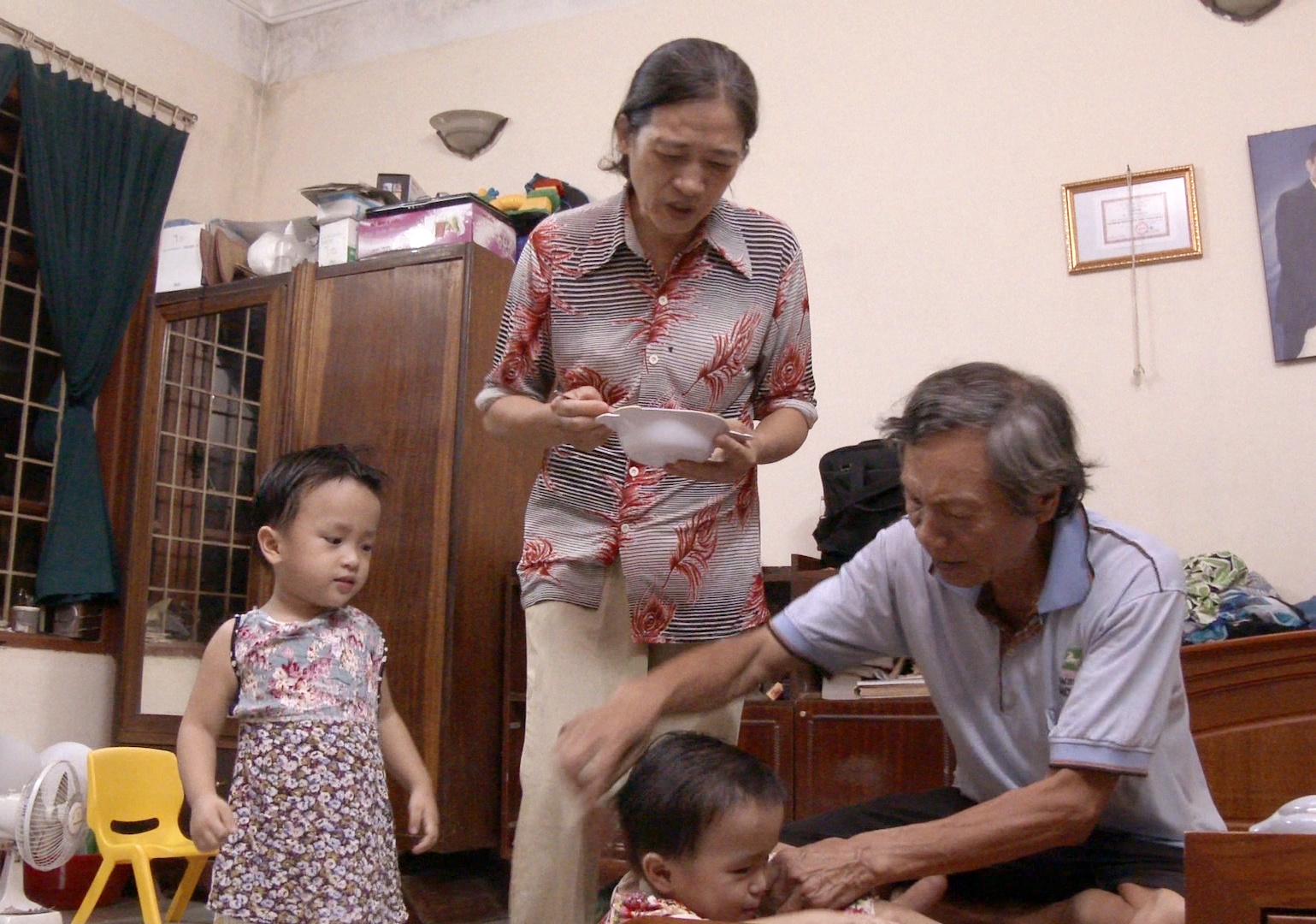 Vo chong U70 sinh doi sau 7 nam ket hon hinh anh