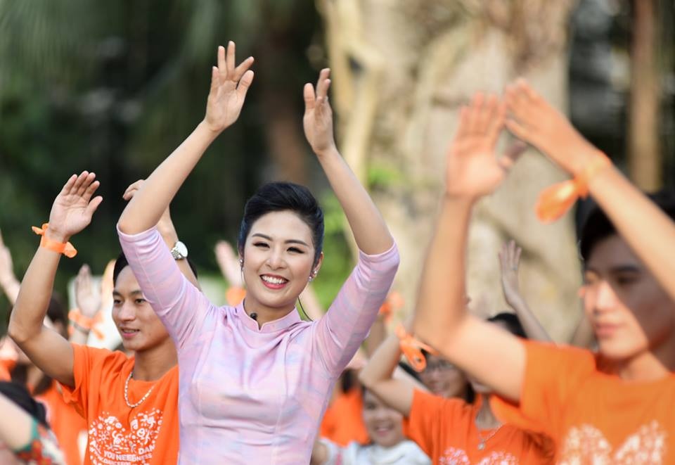 Hoa hau Ngoc Han, MC Phan Anh nhay flashmob vi su tu te hinh anh