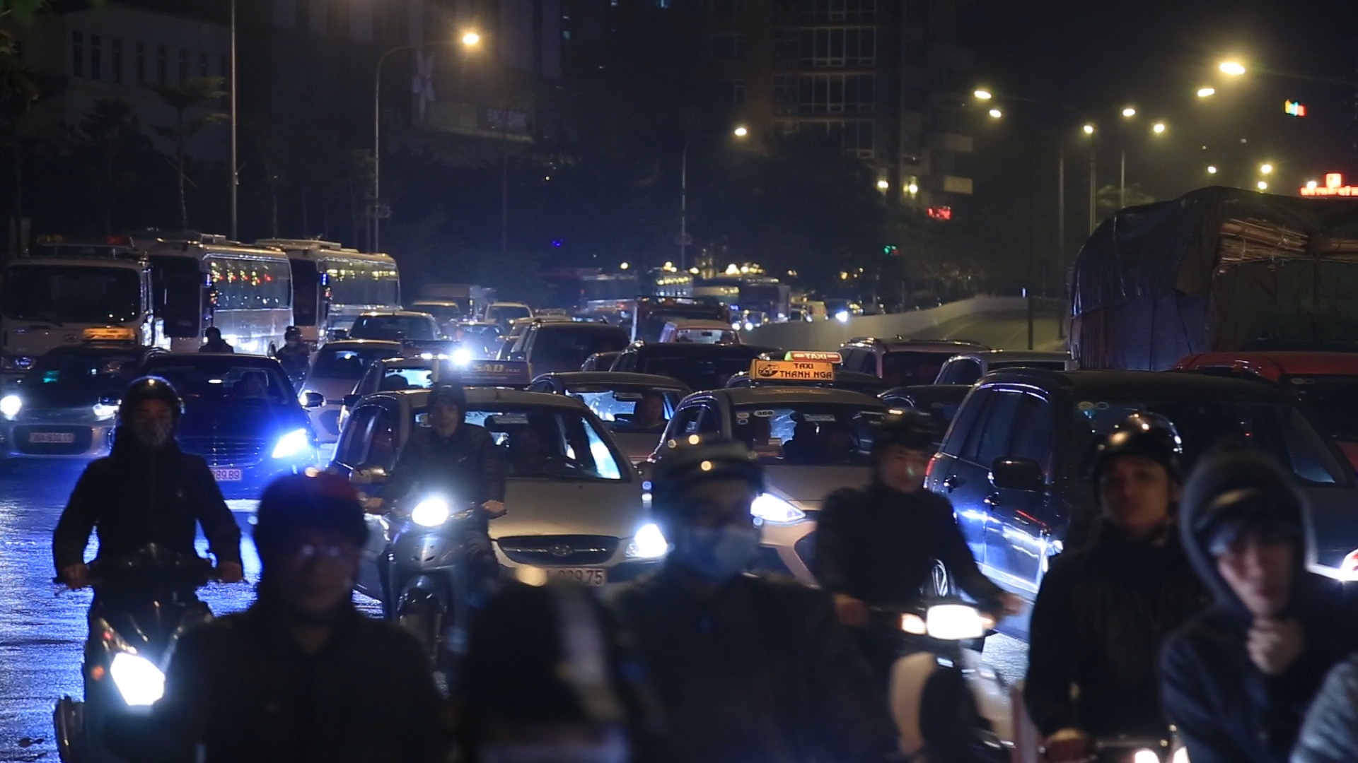 Un tac giao thong luc gan nua dem tai Ha Noi hinh anh