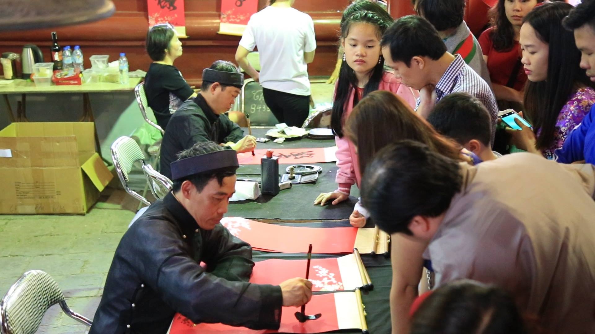 Xep hang xin chu ngay dau nam moi o Van Mieu hinh anh
