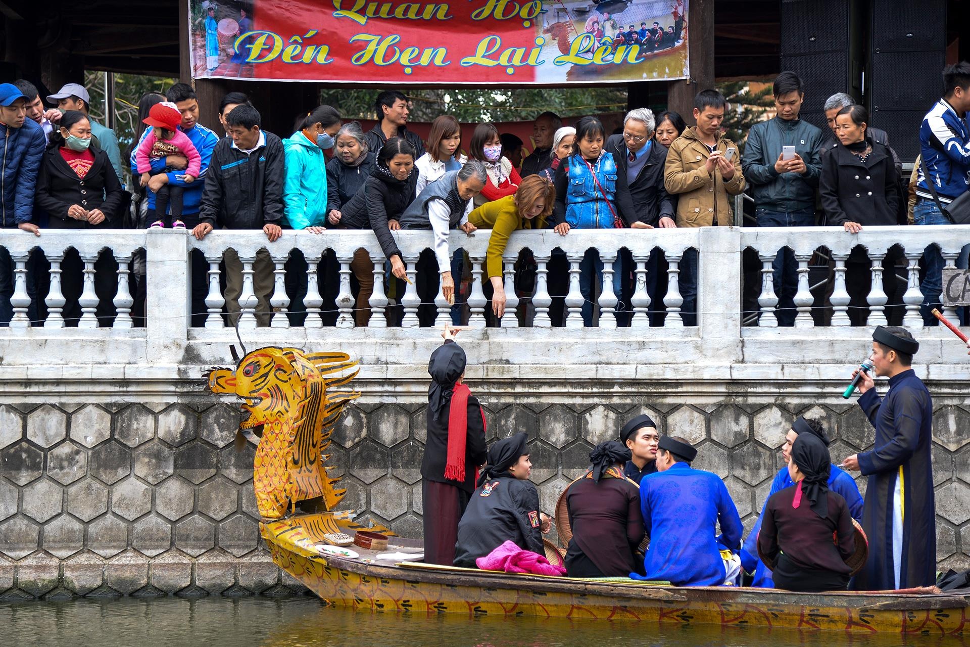 Tai dien canh moi trau nhan tien o hoi Lim hinh anh