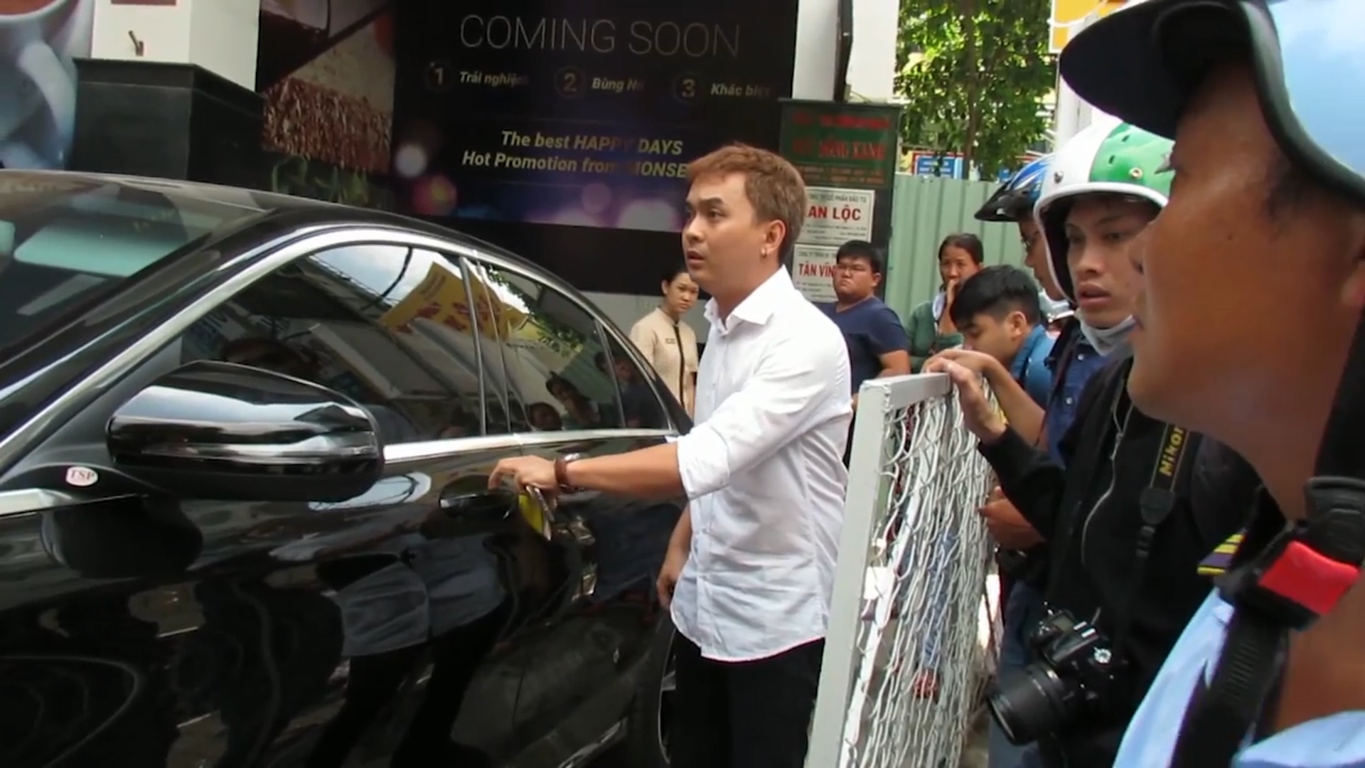 Bi quan 1 cau xe dau tren via he, nhac si van ung ho ong Doan Ngoc Hai hinh anh