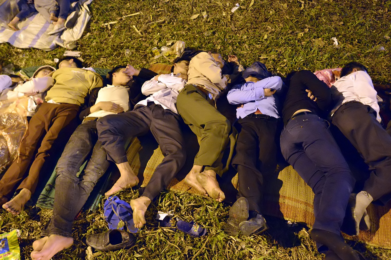 Du khach ngu qua dem la liet ngoai troi tai den Hung hinh anh