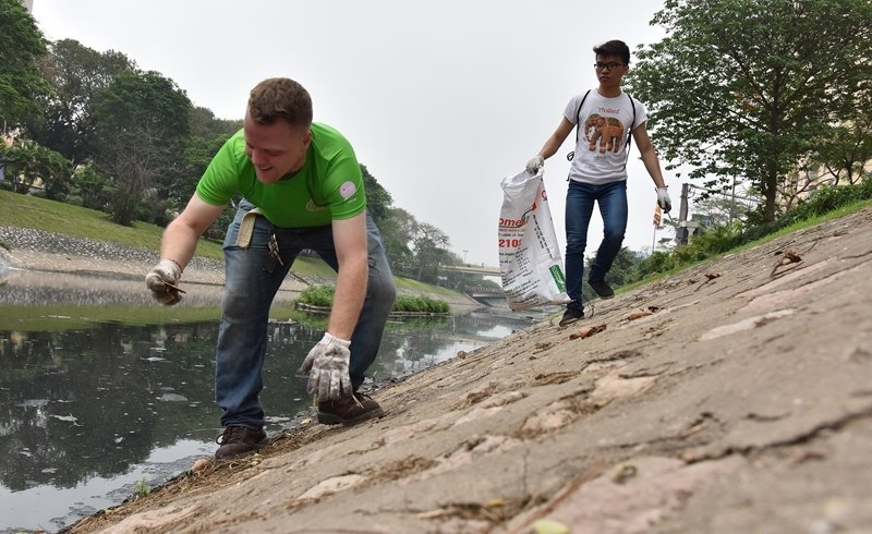 Thanh nien My cung tinh nguyen vien don rac song To Lich hinh anh