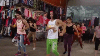 Nguoi ban rau, thai thit hoc nhay Zumba trong cho hinh anh