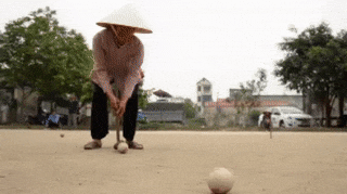 Mon the thao quy toc gay 'nghien' voi cac cu gia o lang que hinh anh