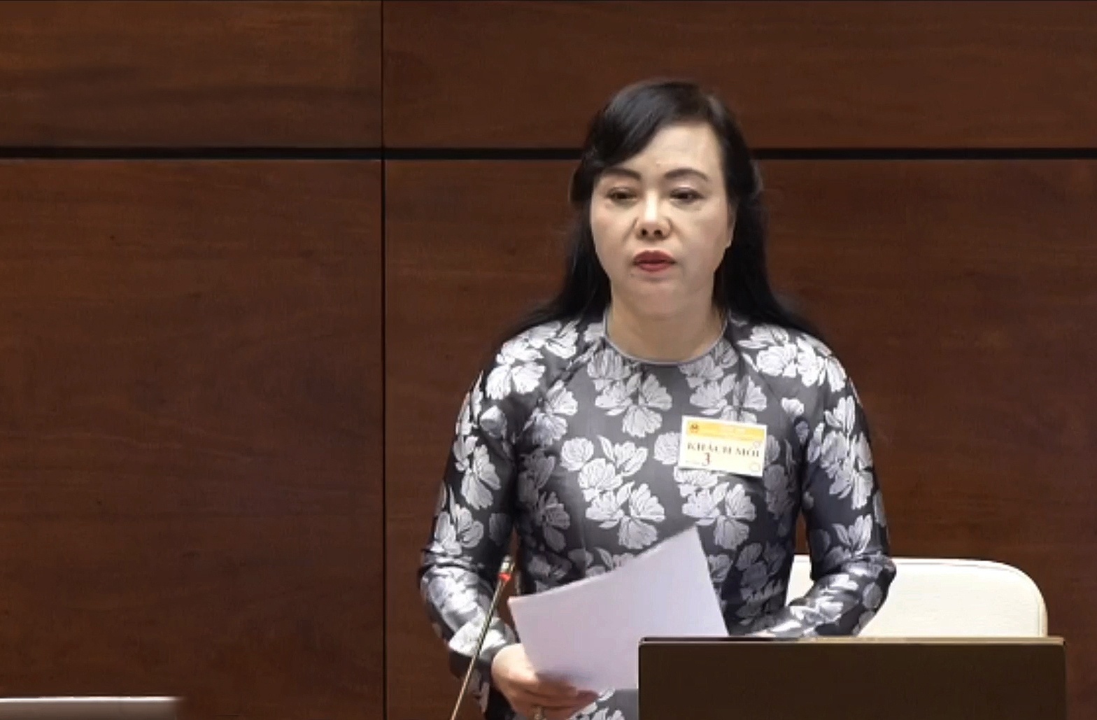 Bo truong Bo Y te Nguyen Thi Kim Tien tra loi chat van Quoc hoi hinh anh