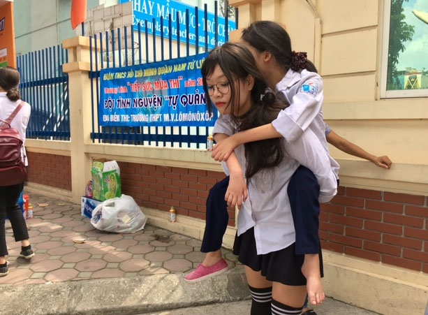 Nu sinh cong ban bai liet di thi o Ha Noi hinh anh