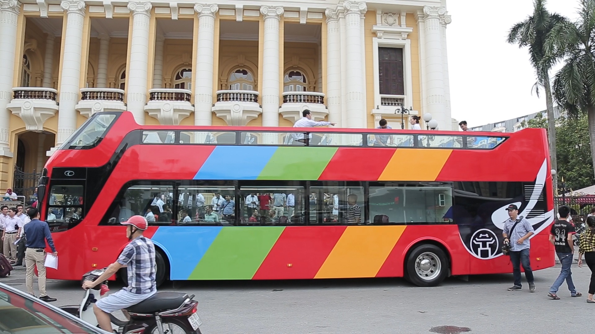 Chay thu nghiem xe buyt 2 tang mui tran tai Ha Noi hinh anh