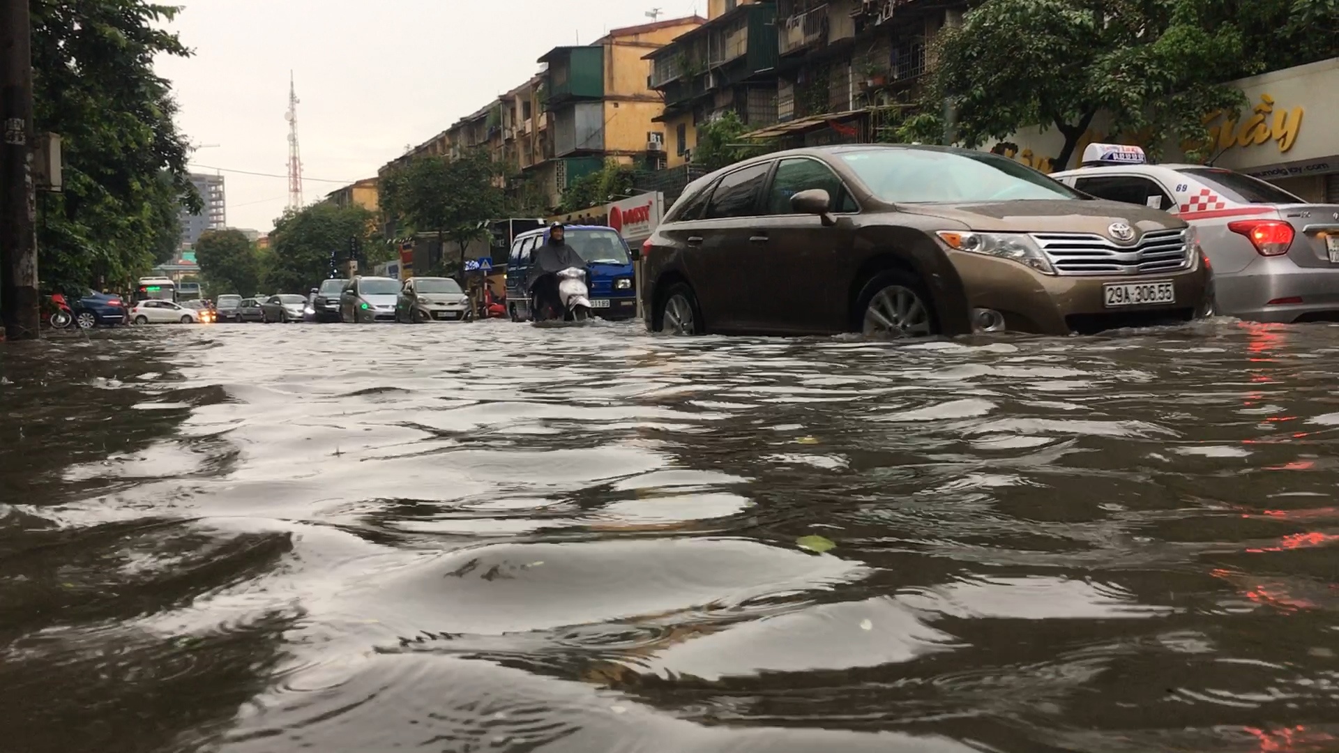 Oto, xe may mac ket trong con mua lon o Ha Noi hinh anh