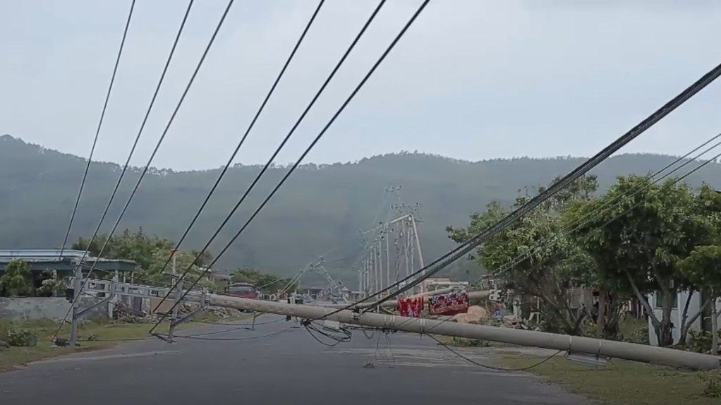 Gan 170.000 ho dan Quang Binh van chua co dien sau bao hinh anh