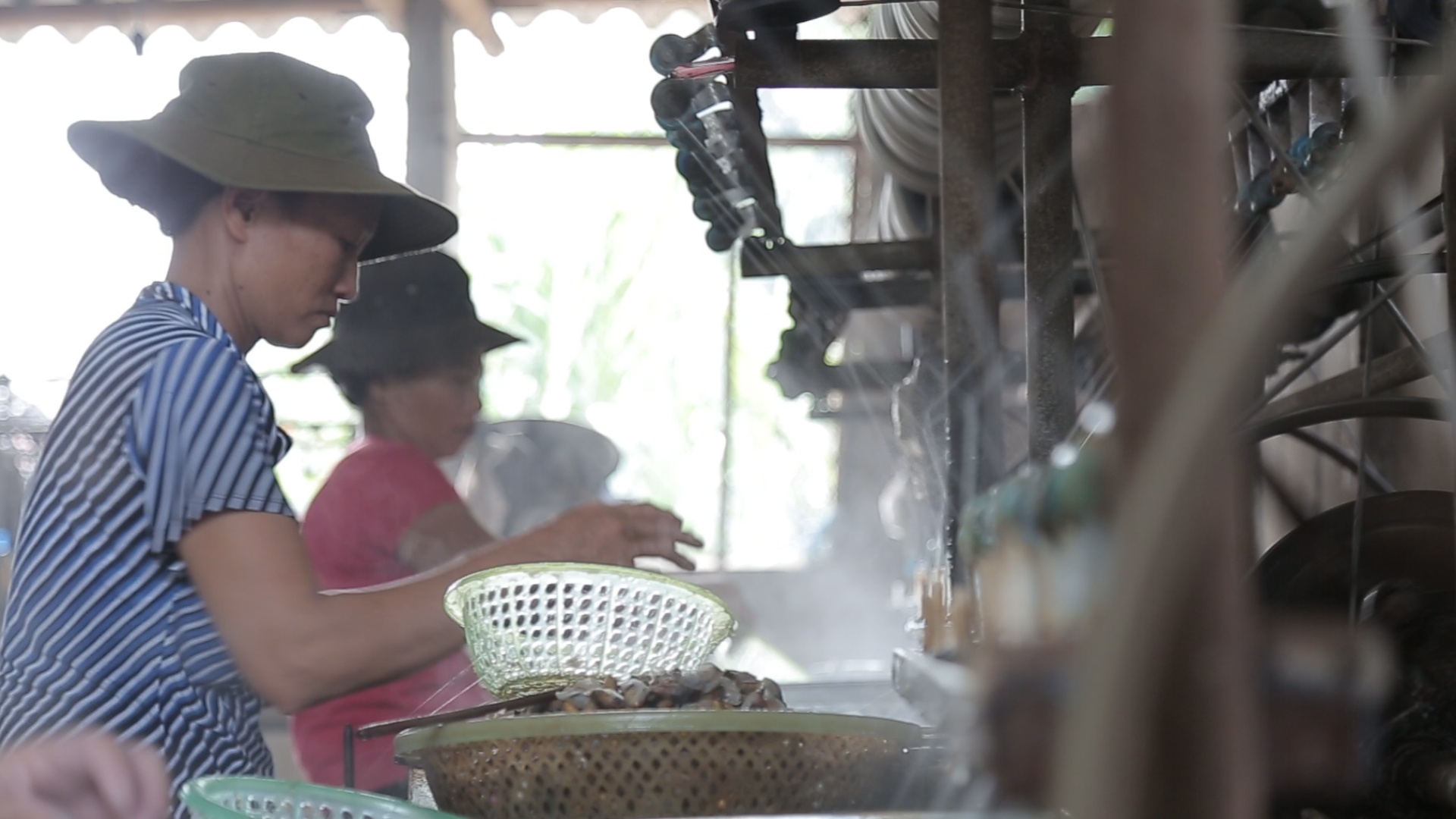 Quy trinh san xuat lua thu cong bang chat lieu to tam hinh anh