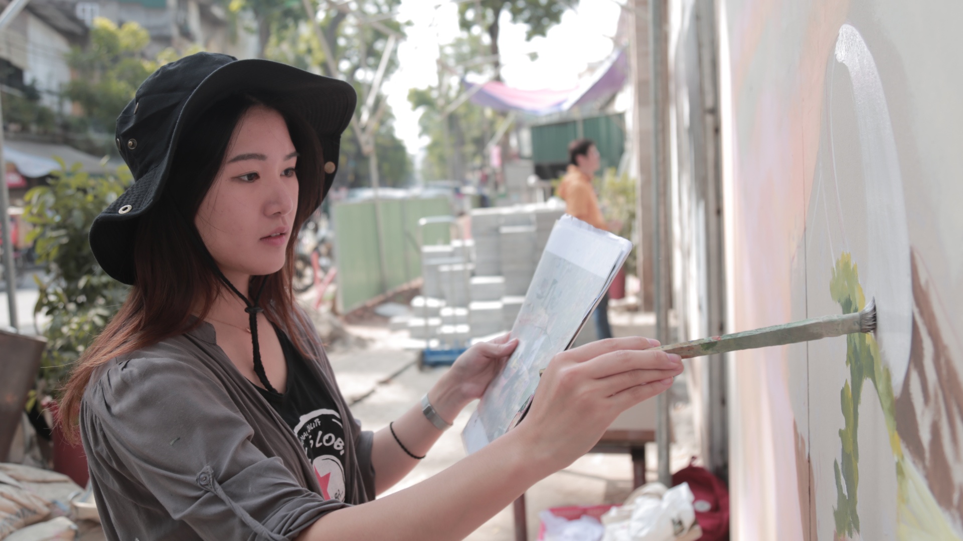 Nghe si Han Quoc ve bich hoa tren vom cau tram tuoi hinh anh