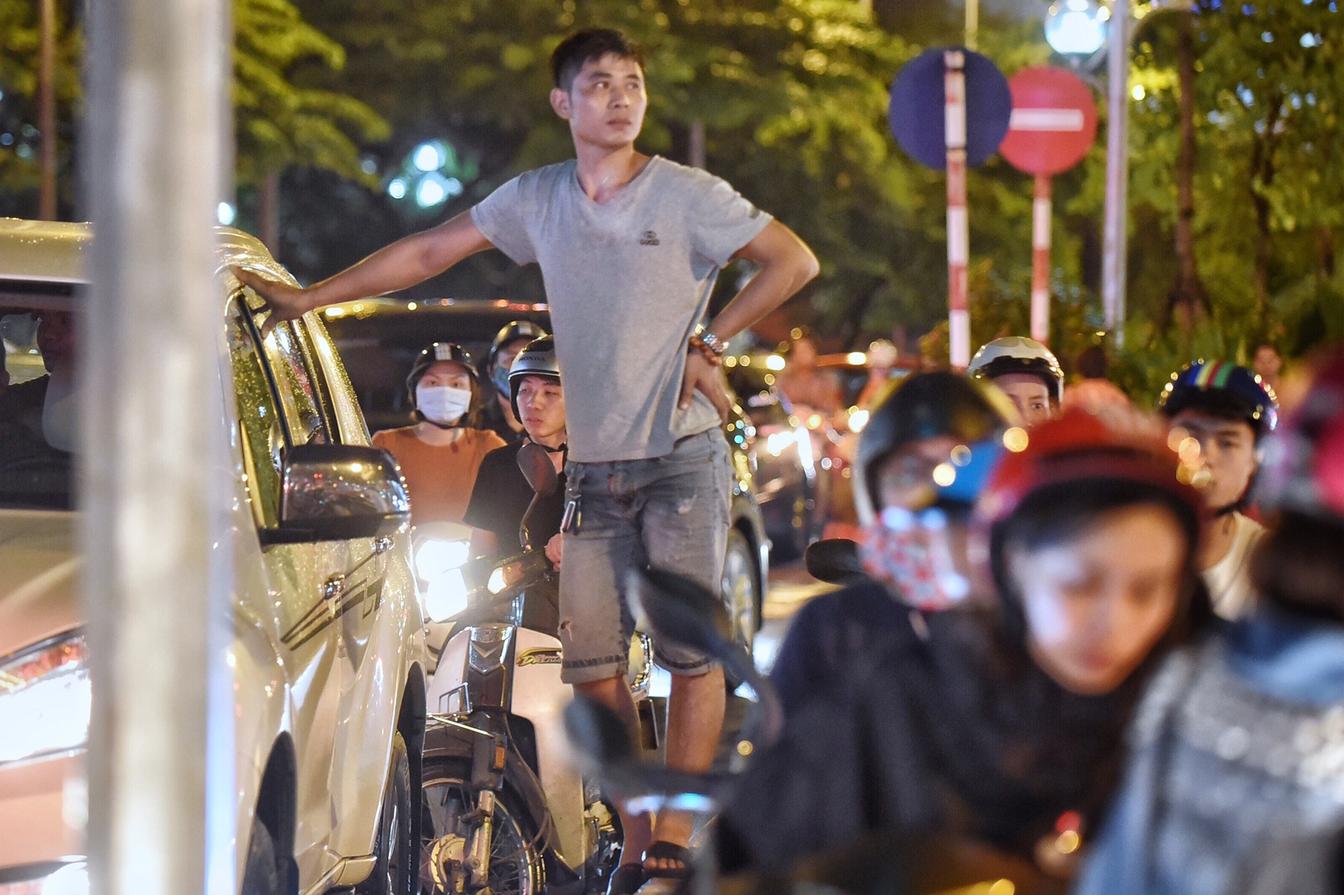 Mua 30 phut gio tan tam, duong Ha Noi ngap tu chieu den dem hinh anh