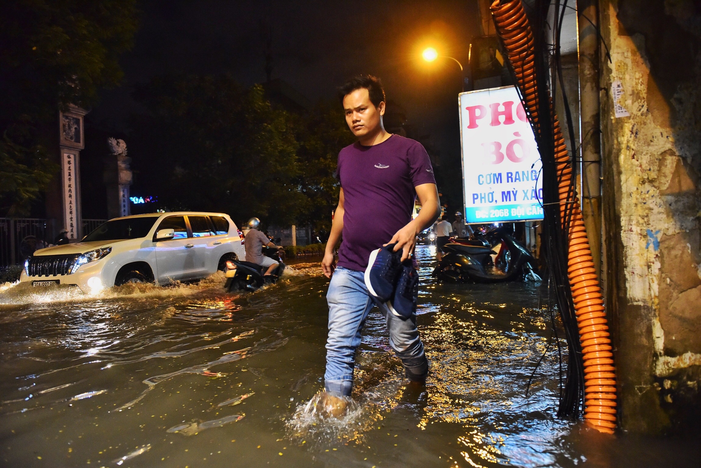 Hà Nội mưa ngập tắc đường ảnh 13 Ha Noi mua ngap tac duong anh 13
