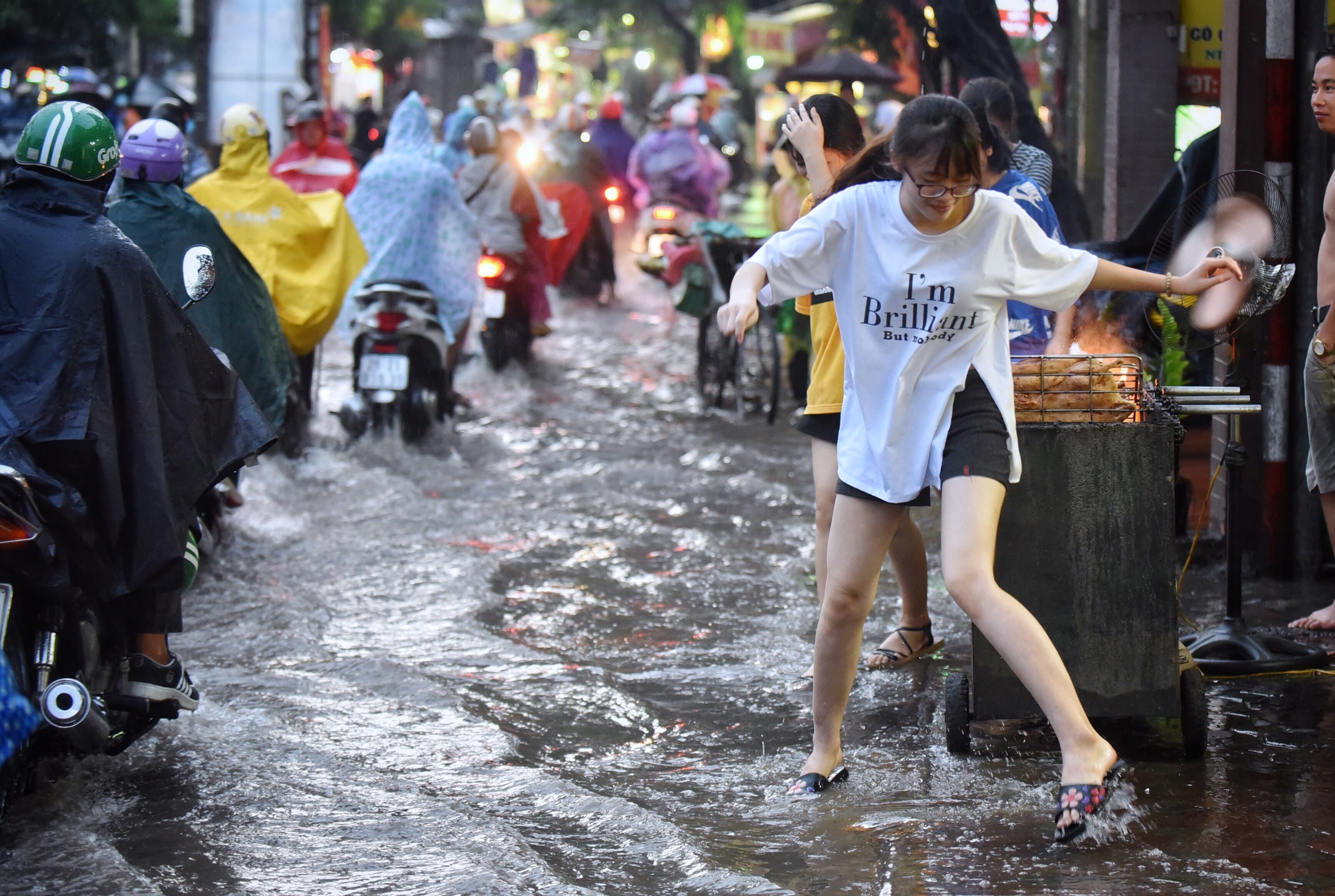 Hà Nội mưa ngập tắc đường ảnh 3 Ha Noi mua ngap tac duong anh 3