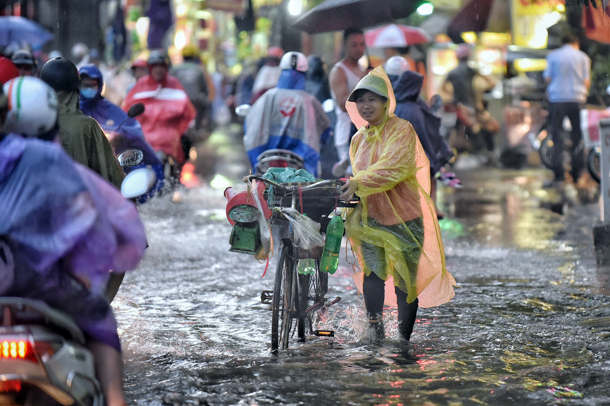 Hà Nội mưa ngập tắc đường ảnh 2 Ha Noi mua ngap tac duong anh 2