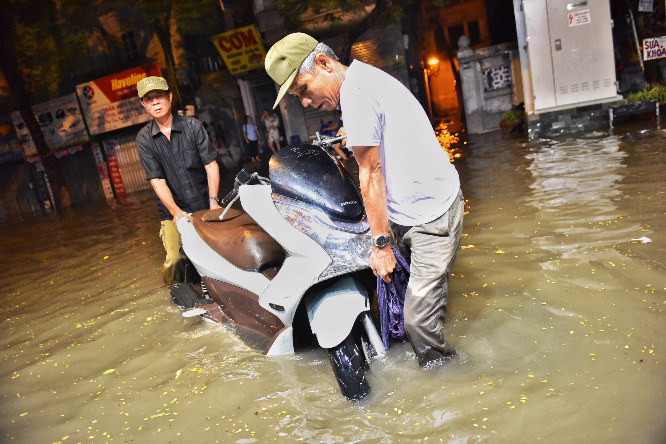 Hà Nội mưa ngập tắc đường ảnh 11 Ha Noi mua ngap tac duong anh 11
